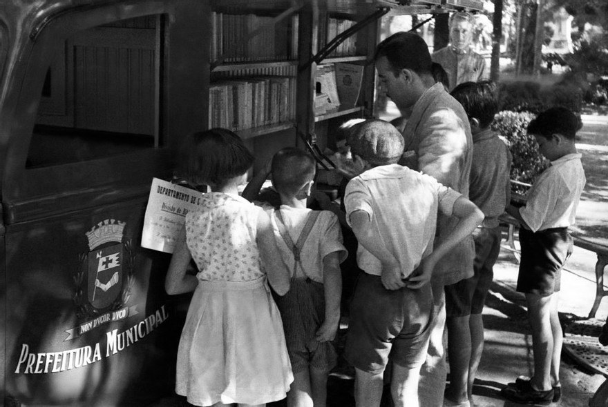 210413-editorial-mario-andrade-07-programa-de-bibliotecas-circulantes-em-1937-foto-benedito-junqueira-duarte-casa-da-imagem-de-sao-paulo-880x590